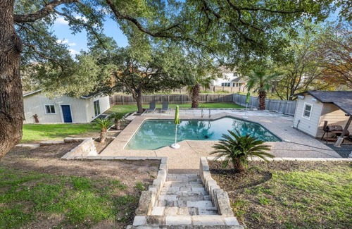 West Oak Hill Apartamento | Spacious Retreat with Private Pool