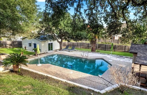 West Oak Hill Apartamento | Spacious Retreat with Private Pool