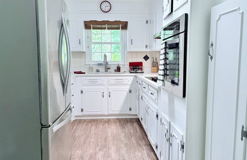 Greensboro Casa | Spacious Retro Inspired & Pet Friendly Home Near Wet N Wild