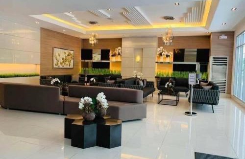 Santo Cristo Apartamento | SPACIOUS RETRO UNIT at SM North Mall w Balcony and FAST WIFI
