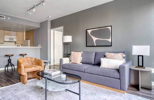 Rincon Hill Apartamento | Spacious Rincon Hill 1BR w/ Gym, Balcony + Hot tub by Blueground