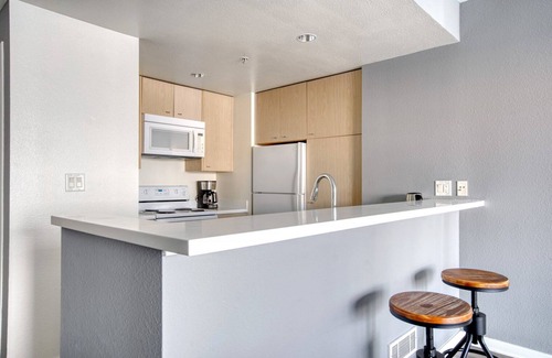 Rincon Hill Apartamento | Spacious Rincon Hill 1BR w/ Gym, Balcony + Hot tub by Blueground