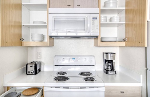 Rincon Hill Apartamento | Spacious Rincon Hill 1BR w/ Gym, Balcony + Hot tub by Blueground