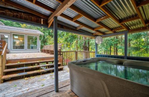 Zigzag Chalet De Esquí | Spacious River Cabin - Hot Tub - Sleeps 8