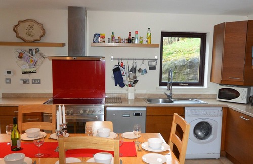 Balfron Cabaña | Amplio Riverside Cottage perfecto para familias, grupos, mascotas. ** NUEVA TINA CALIENTE **