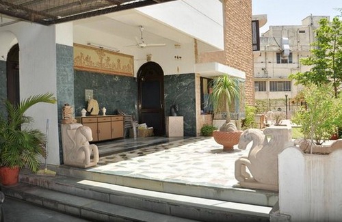 Adarsh Nagar Casa | Habitación espaciosa en una zona agradable.