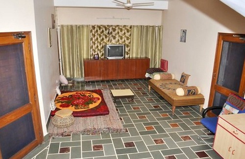 Adarsh Nagar Casa | Habitación espaciosa en una zona agradable.