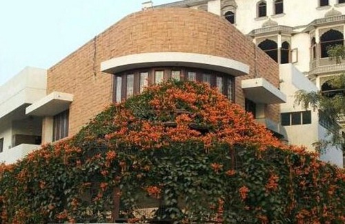 Adarsh Nagar Casa | Amplia habitación en una zona tranquila