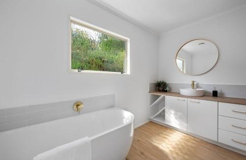 Browns Bay Casa | Spacious room in Browns Bay