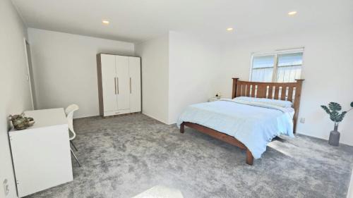 Browns Bay Casa | Spacious room in Browns Bay