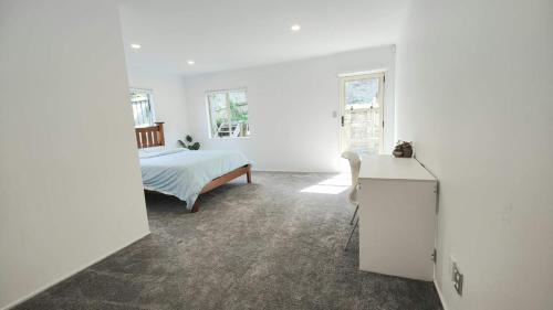 Browns Bay Casa | Spacious room in Browns Bay