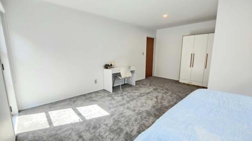 Browns Bay Casa | Spacious room in Browns Bay