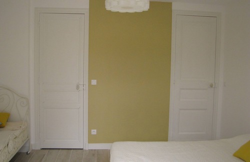 Echillais Cama Y Desayuno | Amplia habitación en la encantadora Charentaise