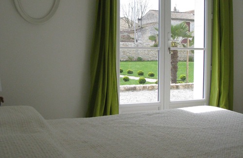 Echillais Cama Y Desayuno | Amplia habitación en la encantadora Charentaise