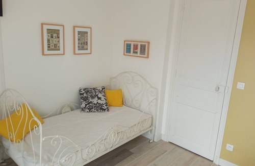 Echillais Cama Y Desayuno | Amplia habitación en la encantadora Charentaise