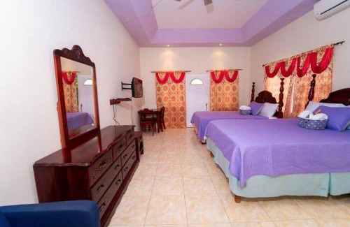 Runaway Bay Villa | Spacious room in villa near beach