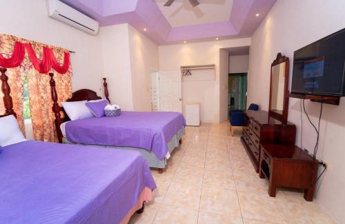 Runaway Bay Villa | Spacious room in villa near beach