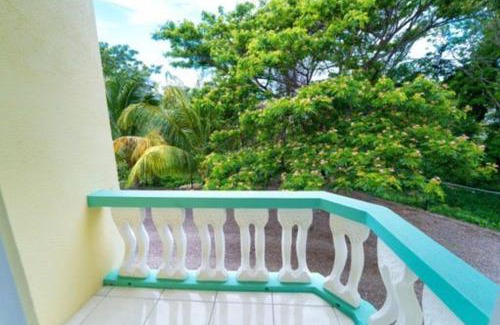 Runaway Bay Villa | Spacious room in villa near beach