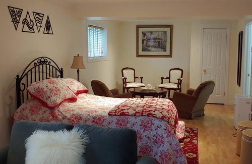 Corner Brook Cama Y Desayuno | Spacious Room - Near Hospital, Restaurants, Gas