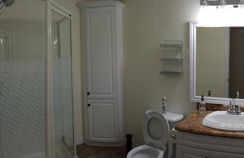 Corner Brook Cama Y Desayuno | Spacious Room - Near Hospital, Restaurants, Gas