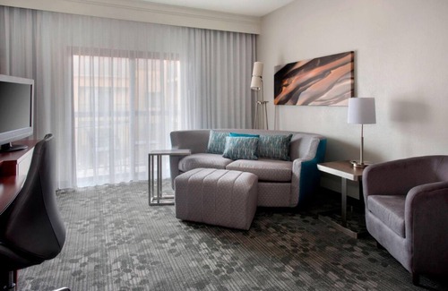 Middletown Hotel | Spacious Room w/ 2 Pools & Hot Tub Access - Ideal for Leisure or Business