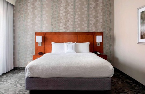 Middletown Hotel | Spacious Room w/ 2 Pools & Hot Tub Access - Ideal for Leisure or Business