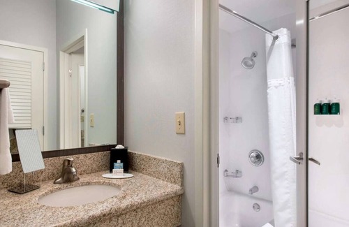 Middletown Hotel | Spacious Room w/ 2 Pools & Hot Tub Access - Ideal for Leisure or Business