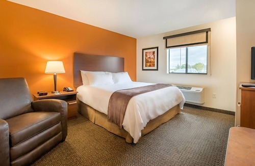 Berwick Hotel | Spacious Room w/ Kitchenette for Families Traveling Near Adventureland Resort