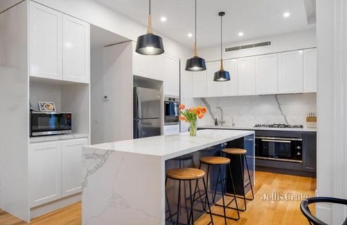 Coburg Casa | Spacious Room with Ensuite next to Coburg Station, Non Smoking House