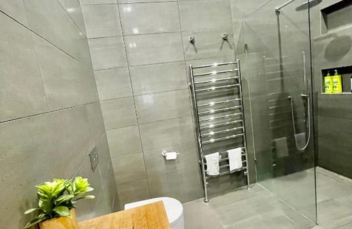 Coburg Casa | Spacious Room with Ensuite next to Coburg Station, Non Smoking House