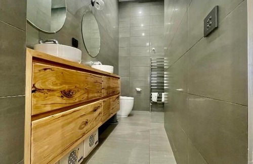 Coburg Casa | Spacious Room with Ensuite next to Coburg Station, Non Smoking House