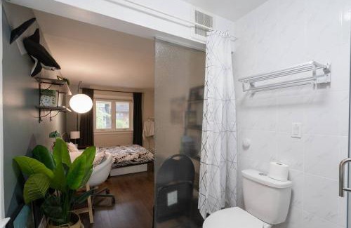 Seaton Village Casa | Spacious Room with Ensuite Bathroom near Subway, Koreatown & UofT