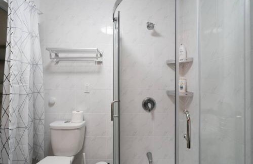 Seaton Village Casa | Spacious Room with Ensuite Bathroom near Subway, Koreatown & UofT