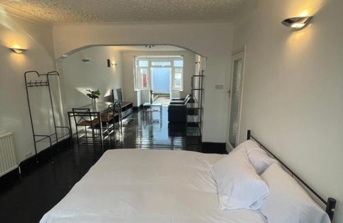 Lea Bridge Casa | Spacious room with Garden
