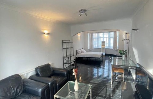 Lea Bridge Casa | Spacious room with Garden