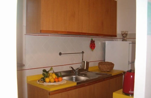 Marina di Pisciotta Apartamento | Habitación espaciosa y luminosa con acceso independiente y cocina separada.