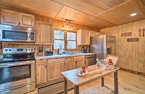 Ellijay Cabina | Family Friendly Cabin w/Hot Tub near Carters Lake!