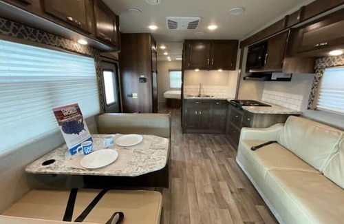 Pella Casa | Spacious RV - Open Tulip Time