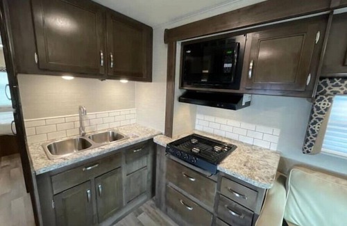 Pella Casa | Spacious RV - Open Tulip Time