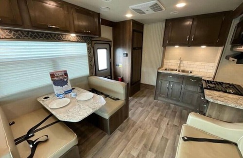 Pella Casa | Spacious RV - Open Tulip Time