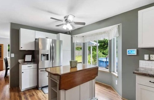 Retsil Casa | Spacious , RV parking, yard, cozy fireplaces, game library, near Manchester