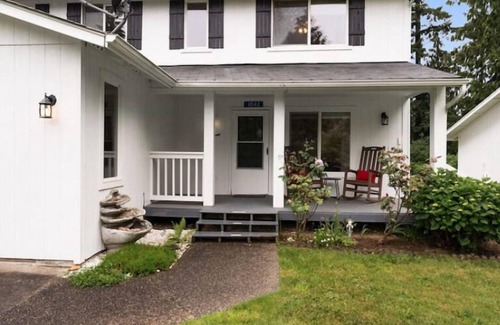 Retsil Casa | Spacious , RV parking, yard, cozy fireplaces, game library, near Manchester