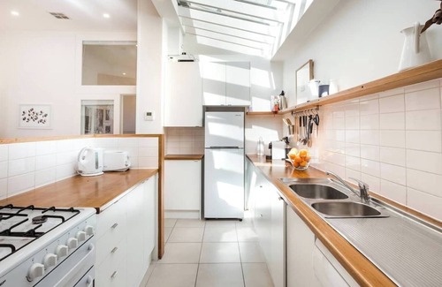 Middle Park Apartamento | Spacious, Stylish House with Private Courtyard near Shops, Cafes, Beach and Tram