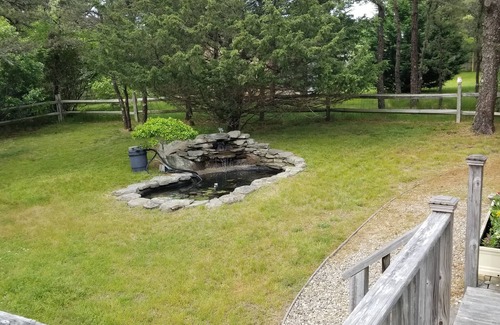 West of Town Casa | Amplio Saltbox Colonial cerca del pueblo y las playas