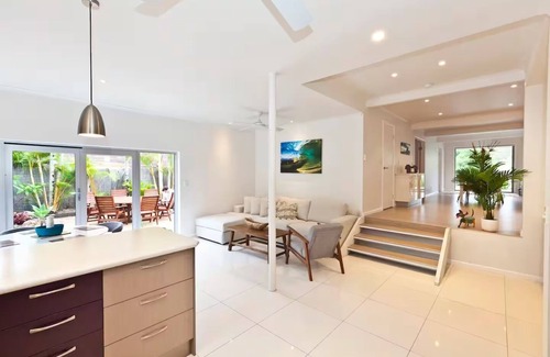Burleigh Waters Casa | Spacious & Secure Family Beach Oasis