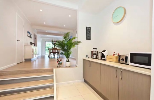 Burleigh Waters Casa | Spacious & Secure Family Beach Oasis