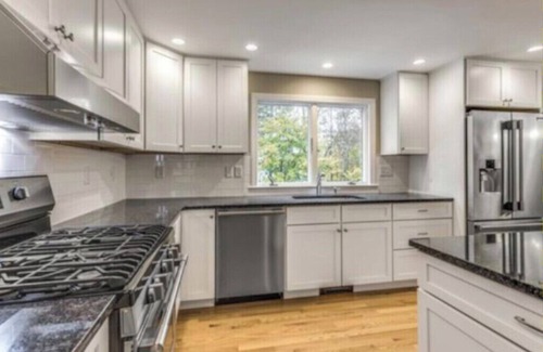 West Roxbury Casa | Spacious Single Family House - Great Privacy, 19' train ride to Back Bay Station