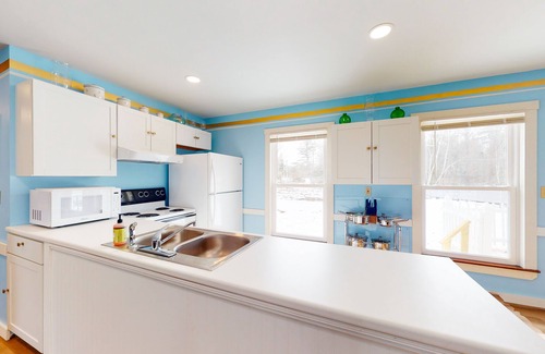 Boothbay Harbor Casa | Spacious single-level duplex with fast WiFi, two full kitchens, deck, & yard
