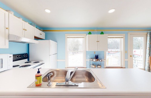 Boothbay Harbor Casa | Spacious single-level duplex with fast WiFi, two full kitchens, deck, & yard
