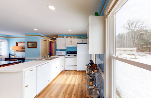 Boothbay Harbor Casa | Spacious single-level duplex with fast WiFi, two full kitchens, deck, & yard